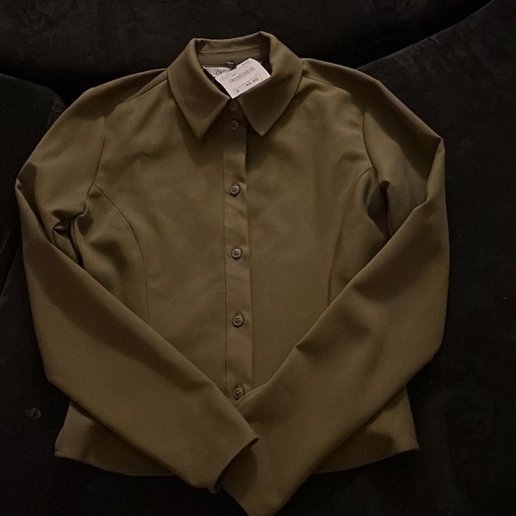Zara fitted olive green Shirt Top. Clean Lines add style to the everyday shirt🔥 - Picture 2 of 4